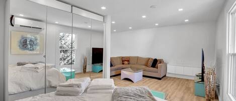 Iron/ironing board, WiFi