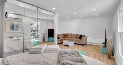 Stylish 1-Bedroom Getaway w/Smart TV & Balcony