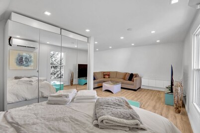 Stylish 1-Bedroom Getaway w/Smart TV & Balcony