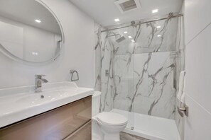 Shower, hair dryer, towels, toilet paper - Stylish 1-Bedroom Getaway w/Smart TV & Balcony (Ottawa)