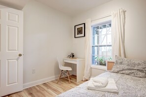 Iron/ironing board, WiFi, bed sheets - Just renovated apartment in the heart of Washington, DC! (Washington)