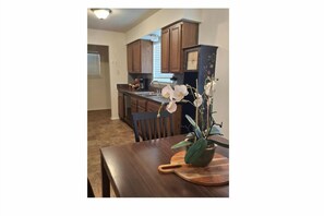 Dining - Spacious 2BR in the Heart of Temple, Minutes from Baylor Scott & White, Shopping (Temple)