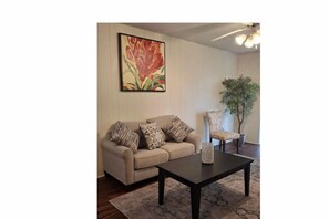 TV, books - Spacious 2BR in the Heart of Temple, Minutes from Baylor Scott & White, Shopping (Temple)