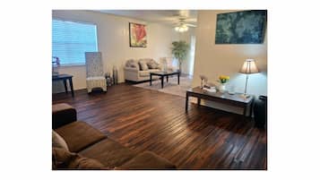 Een televisie en boeken