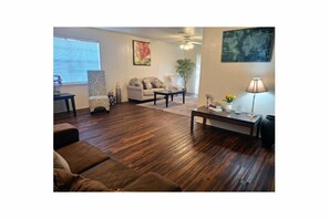 TV, books - Spacious 2BR in the Heart of Temple, Minutes from Baylor Scott & White, Shopping (Temple)