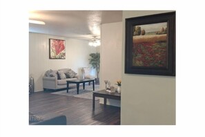 TV, books - Spacious 2BR in the Heart of Temple, Minutes from Baylor Scott & White, Shopping (Temple)