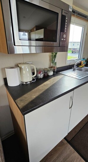 Jääkaappi, mikroaaltouuni, uuni, liesi