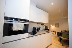 Jääkaappi, uuni, liesi, astianpesukone