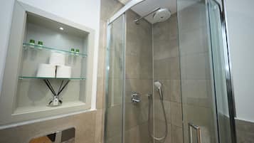 Haartrockner, Handtücher, Seife, Toilettenpapier