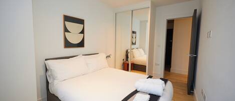 Coffres-forts dans les chambres, bureau, fer et planche à repasser