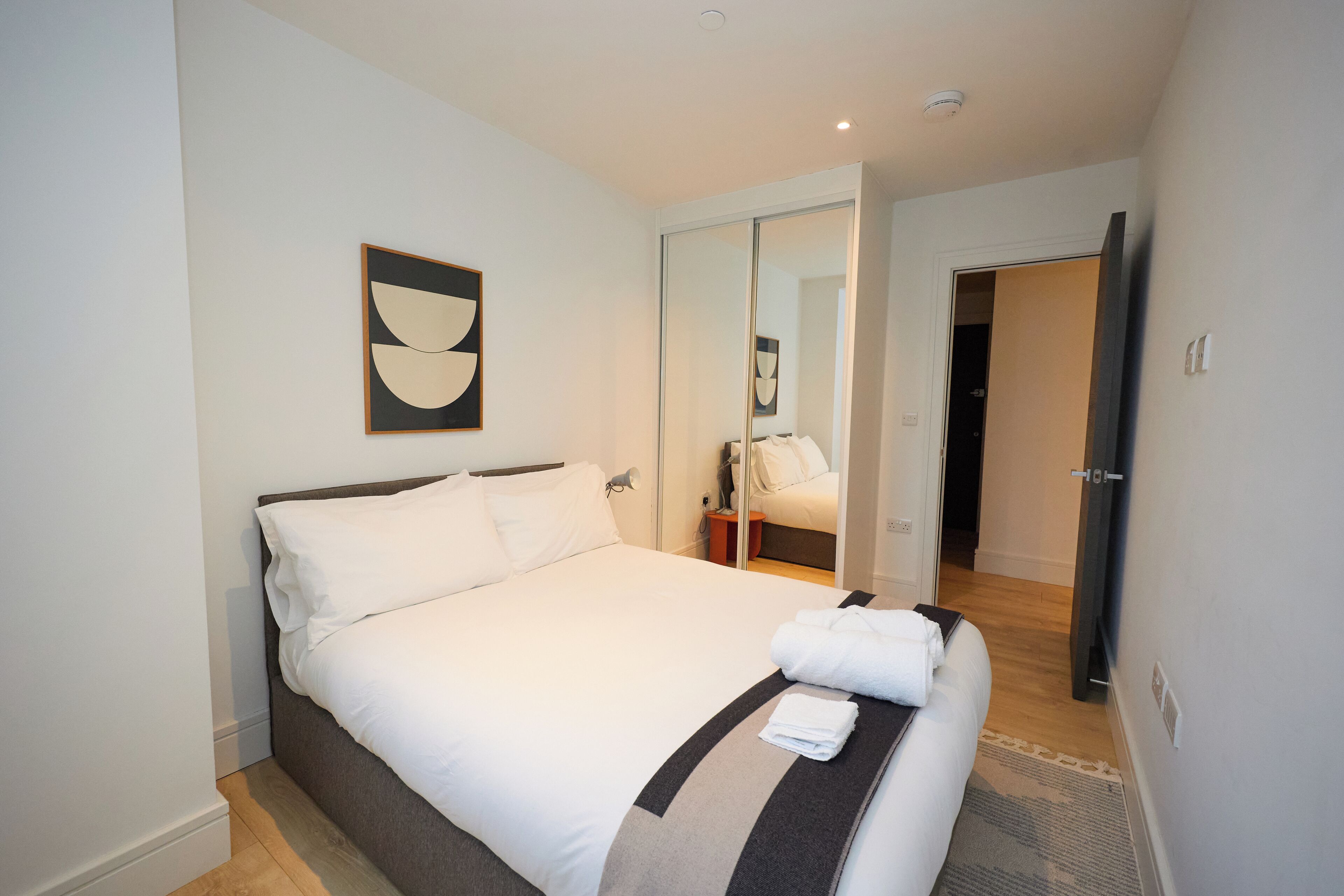 Safe på rommet, skrivebord, strykejern/-brett og wi-fi (inkludert)