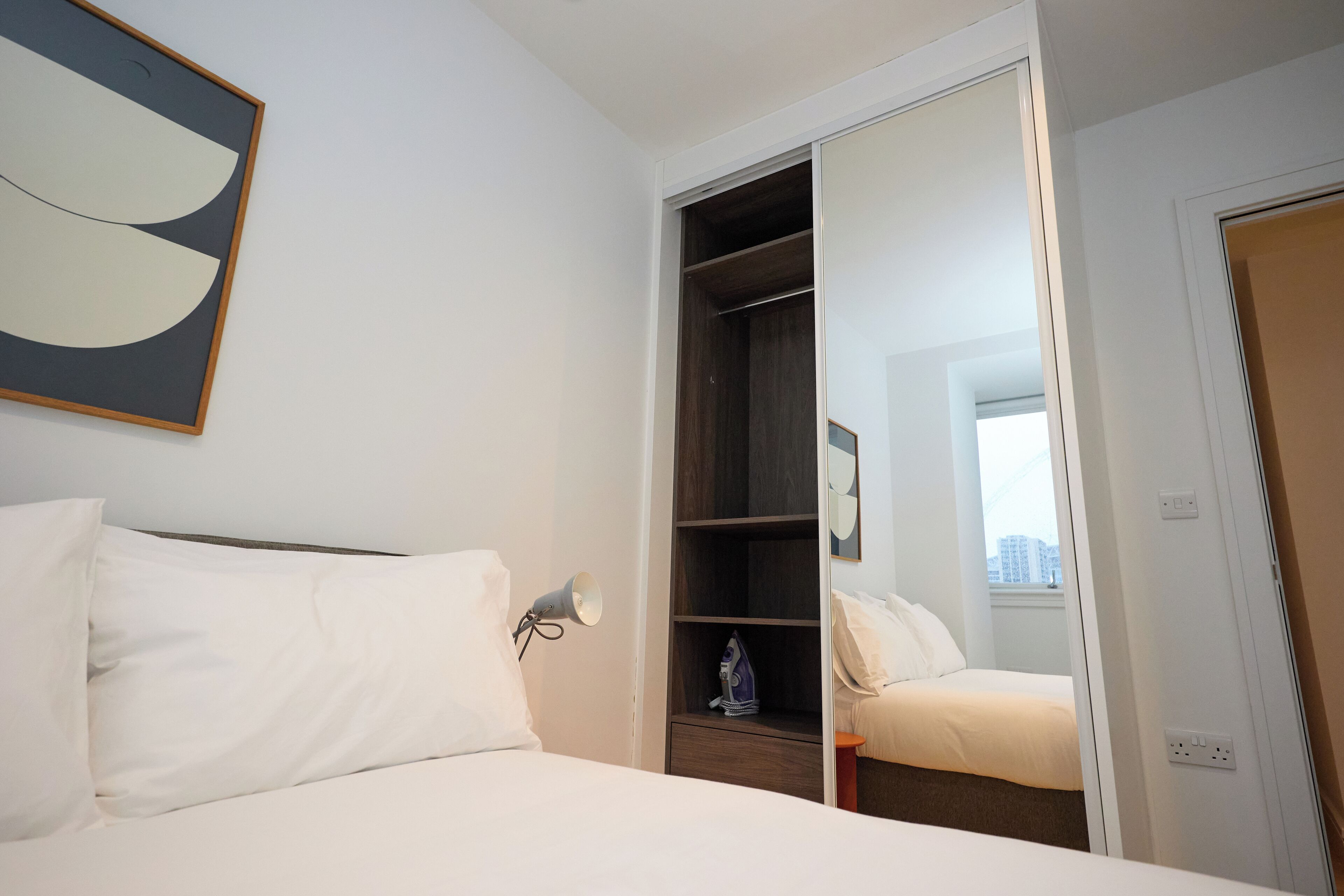 Värdeförvaringsskåp på rummet, skrivbord och strykjärn/strykbräda