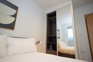 Una cassaforte in camera, una scrivania, ferro/asse da stiro