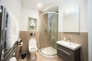 Asciugacapelli, asciugamani, sapone, carta igienica