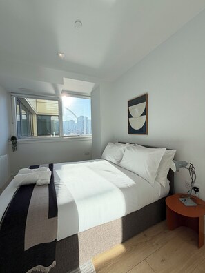 Safe på rommet, skrivebord, strykejern/-brett og wi-fi (inkludert)