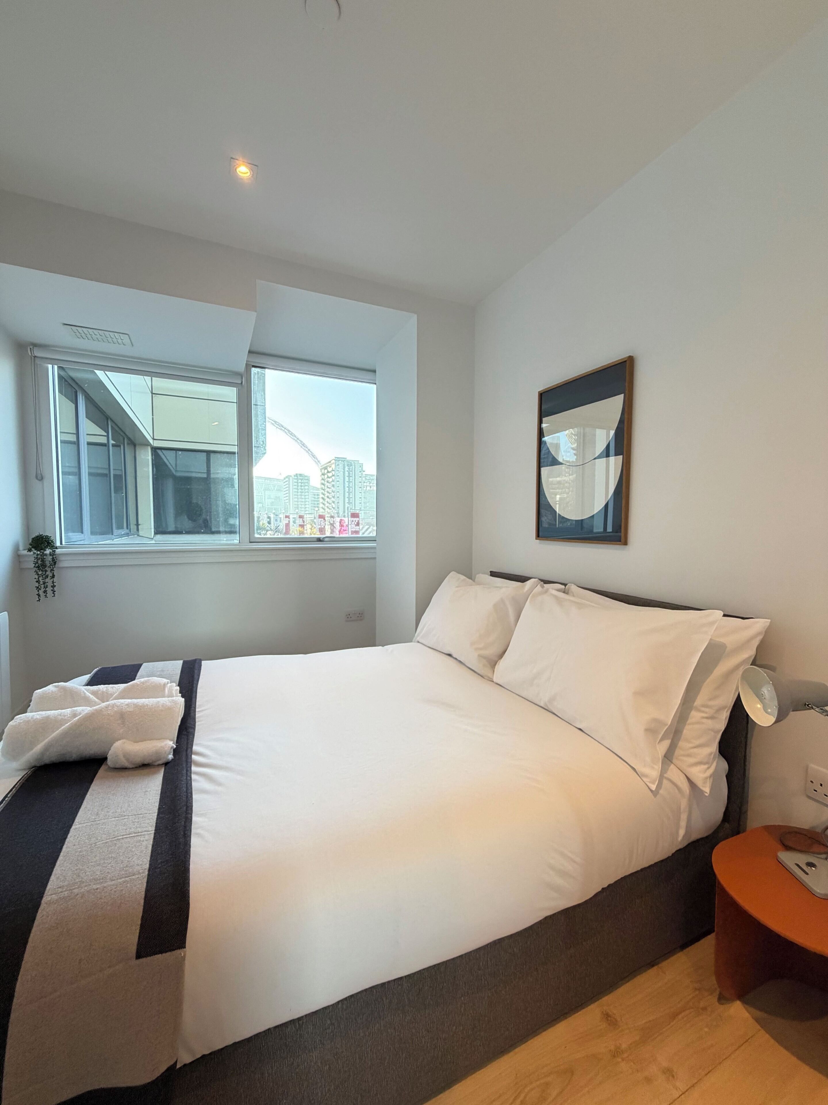 Safe på rommet, skrivebord, strykejern/-brett og wi-fi (inkludert)