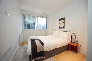 Safe på rommet, skrivebord, strykejern/-brett og wi-fi (inkludert)