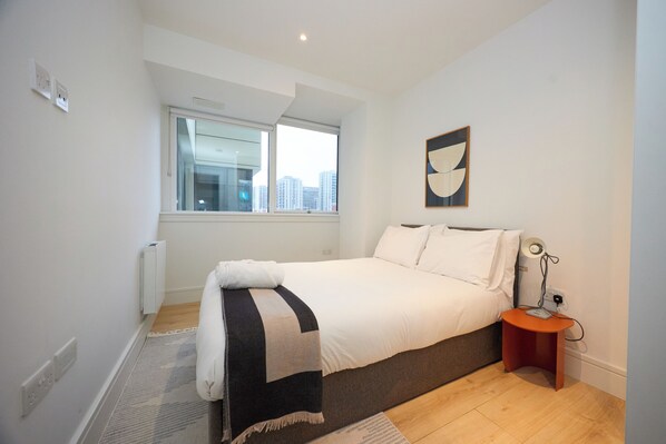 Een kluis op de kamer, een bureau, een strijkplank/strijkijzer