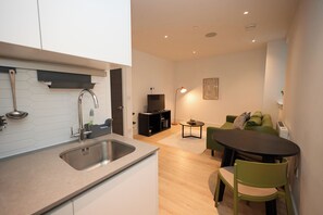 Smart-TV, Tischtennisplatte, Bücher