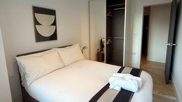 Safe på rommet, skrivebord, strykejern/-brett og wi-fi (inkludert)