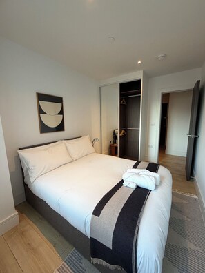 Safe på rommet, skrivebord, strykejern/-brett og wi-fi (inkludert)