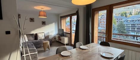 Apartment | Dining
