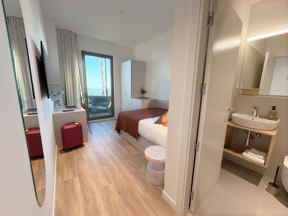 Standaard tweepersoonskamer, voor 1 persoon, balkon | Een kluis op de kamer, een bureau, verduisterende gordijnen