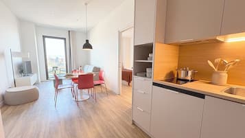 Apartamento Deluxe, balcón, vistas a la ciudad | Caja fuerte, cortinas opacas, sistema de insonorización