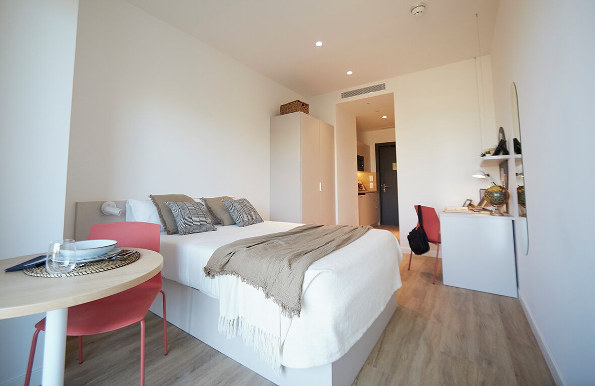 Eenvoudige studio | Een kluis op de kamer, een bureau, verduisterende gordijnen