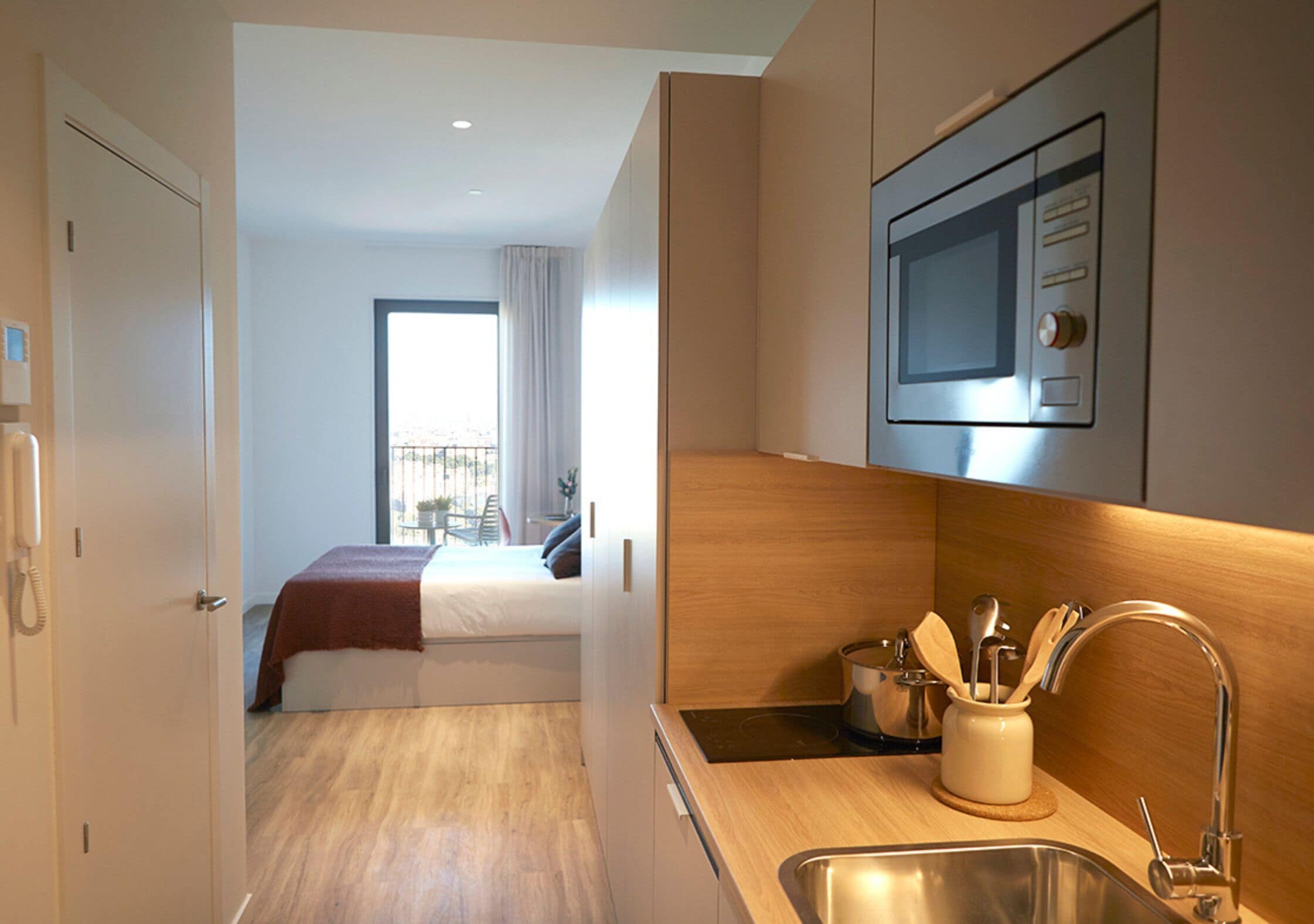 Een kluis op de kamer, een bureau, verduisterende gordijnen