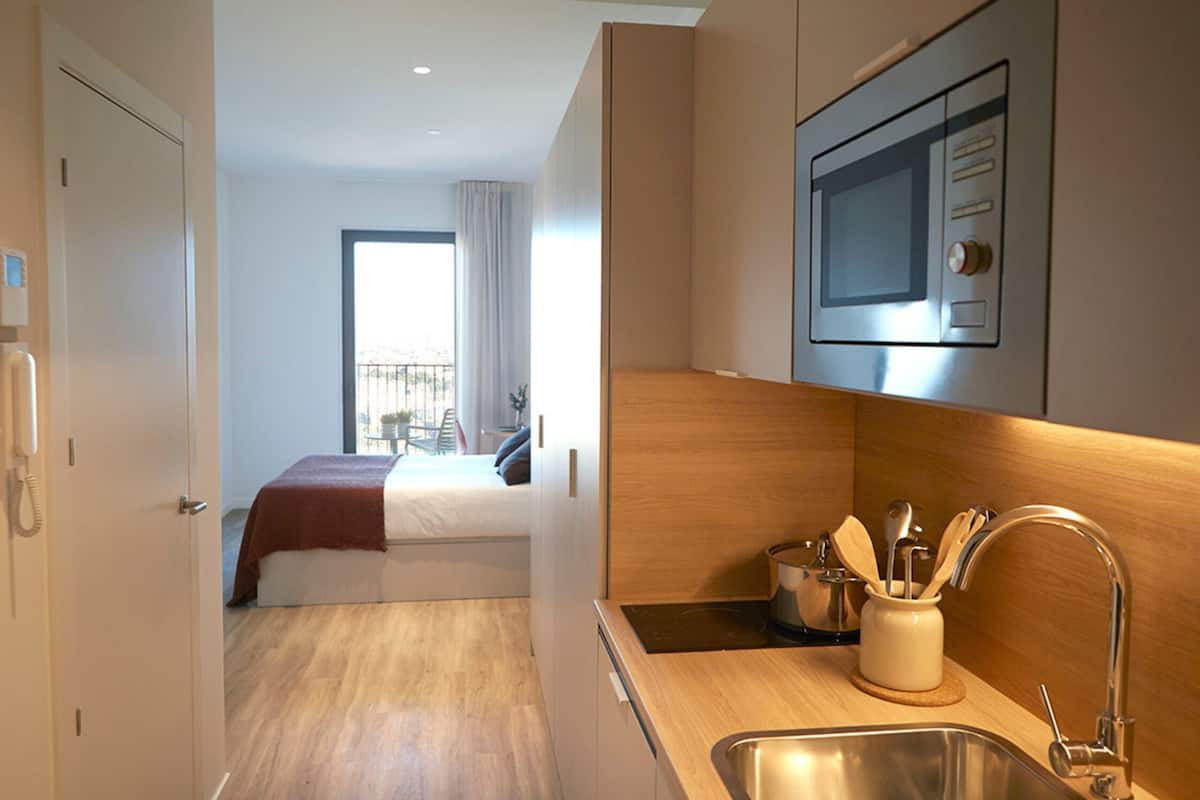 Een kluis op de kamer, een bureau, verduisterende gordijnen