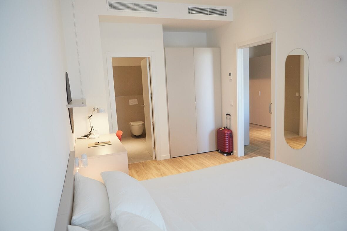 Superior appartement, balkon | Een kluis op de kamer, een bureau, verduisterende gordijnen