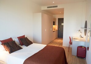 In-room safe, blackout drapes, soundproofing, iron/ironing board - Aparto Diagonal Suites (Esplugues de Llobregat)