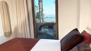 خزنة داخل الغرفة وستائر تعتيم وتجهيزات عازلة للصوت ومكواة/لوح كي