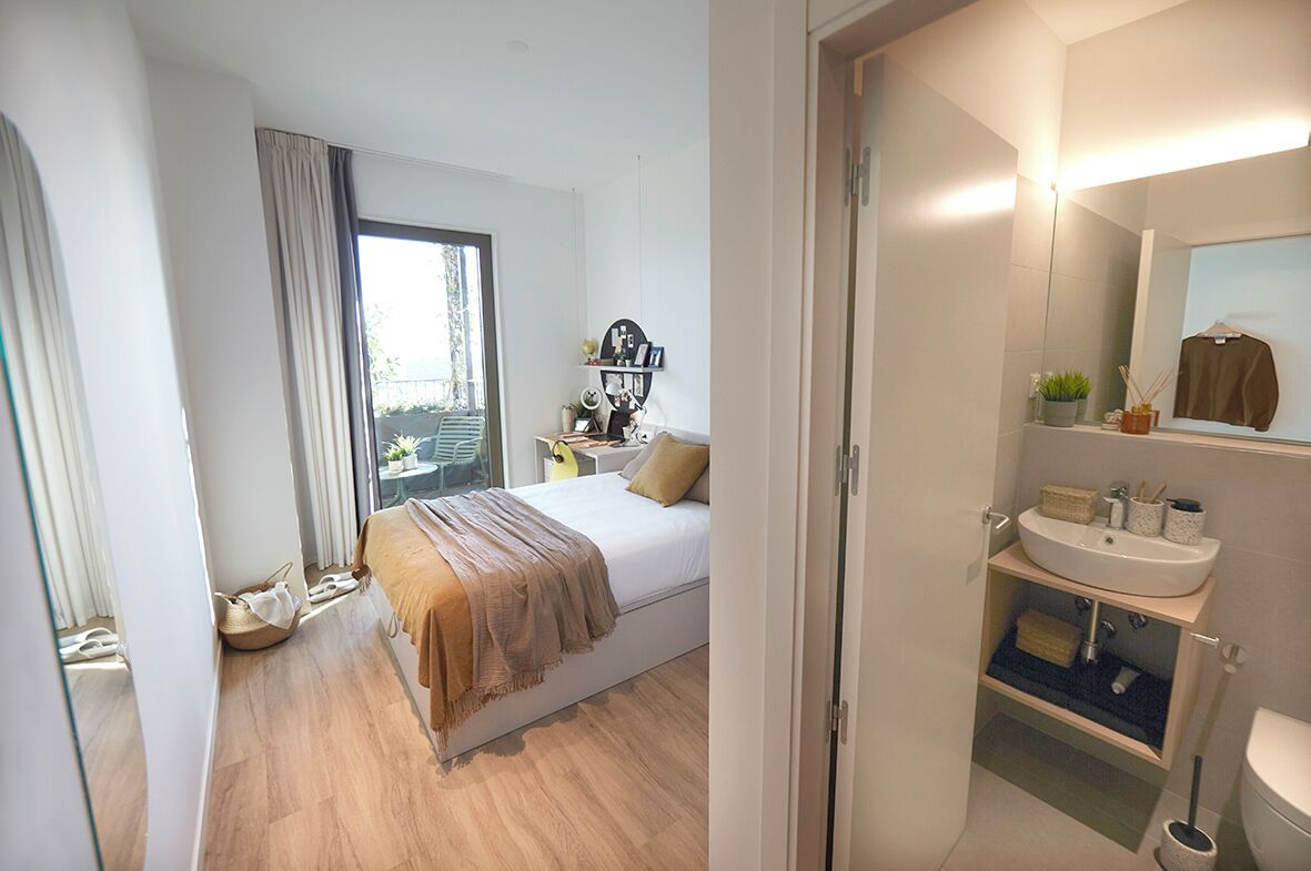 Eenvoudige tweepersoonskamer, voor 1 persoon | Een kluis op de kamer, een bureau, verduisterende gordijnen