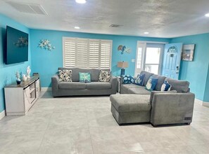 Smart TV - 3-bedroom house in soothing Hudson with waterfront and heated pool. (Hudson)