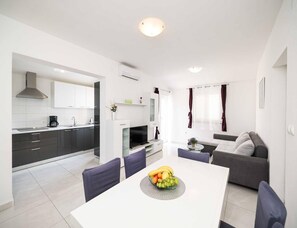 House | Dining - Villa With sea View, 300 Meters to the Coast (Jasenice)