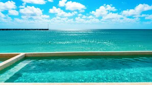 Un ciel d’un bleu limpide, une mer turquoise et une jetée qui s’avance dans l’eau.