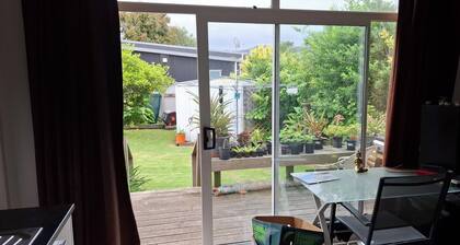 One bedroom Cabin. Walking distance to beach and center of town. Pet friendly.