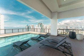 Pool - Stylish Oceanfront Executive Studio in Panama City (Panamá)