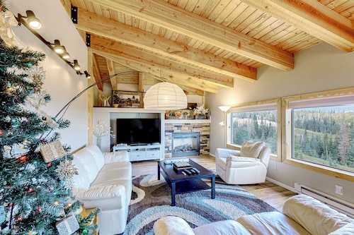 3BR w/ Views, Ping-Pong, Deck, & Fireplaces