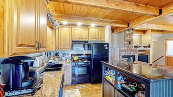 Kjøleskap, mikrobølgeovn, kokeplater og oppvaskmaskin