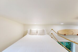 Tabla de planchar con plancha, cuna de viaje y ropa de cama 
