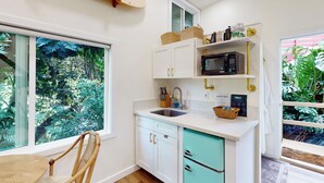 Cafetière/bouilloire, réfrigérateur, micro-ondes, plaque de cuisson