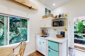 Réfrigérateur, micro-ondes, plaque de cuisson, cafetière/bouilloire