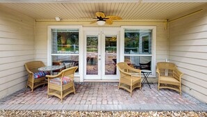 Outdoor dining - ‘Lakeside Getaway’ w/ Patio on Lady Bird Lake (Austin)