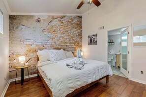 1 habitación, escritorio, tabla de planchar con plancha y internet 