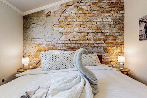 'Lakeside Getaway' Condo w/ Patio, Close to Lake