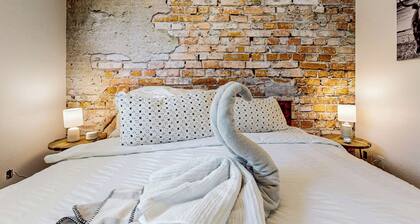 'Lakeside Getaway' Condo w/ Patio, Close to Lake