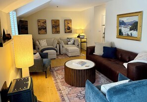 Smart TV, chimenea y libros 